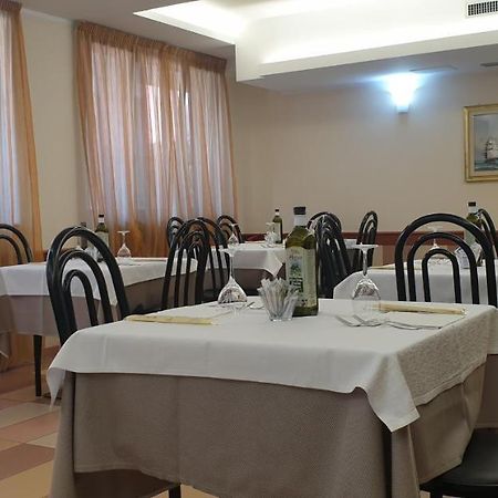 Albergo Ristorante Il Delfino Новара Екстериор снимка