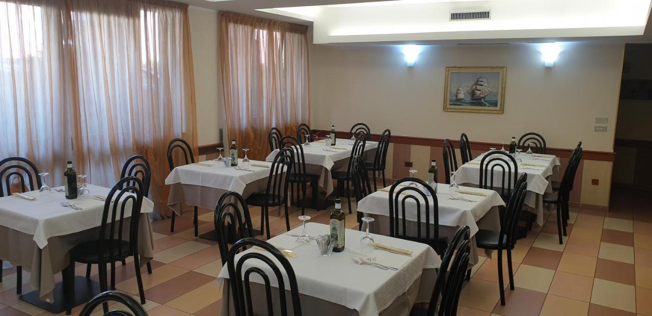 Albergo Ristorante Il Delfino Новара Екстериор снимка