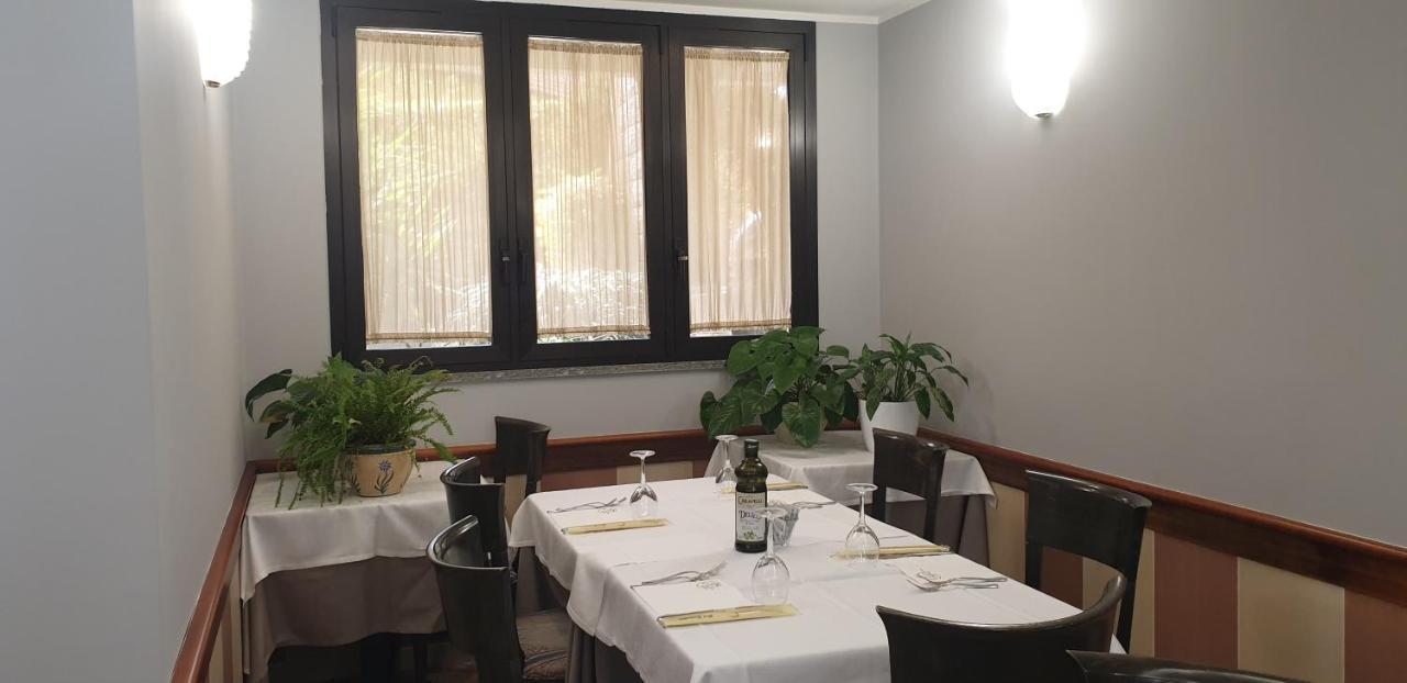 Albergo Ristorante Il Delfino Новара Екстериор снимка