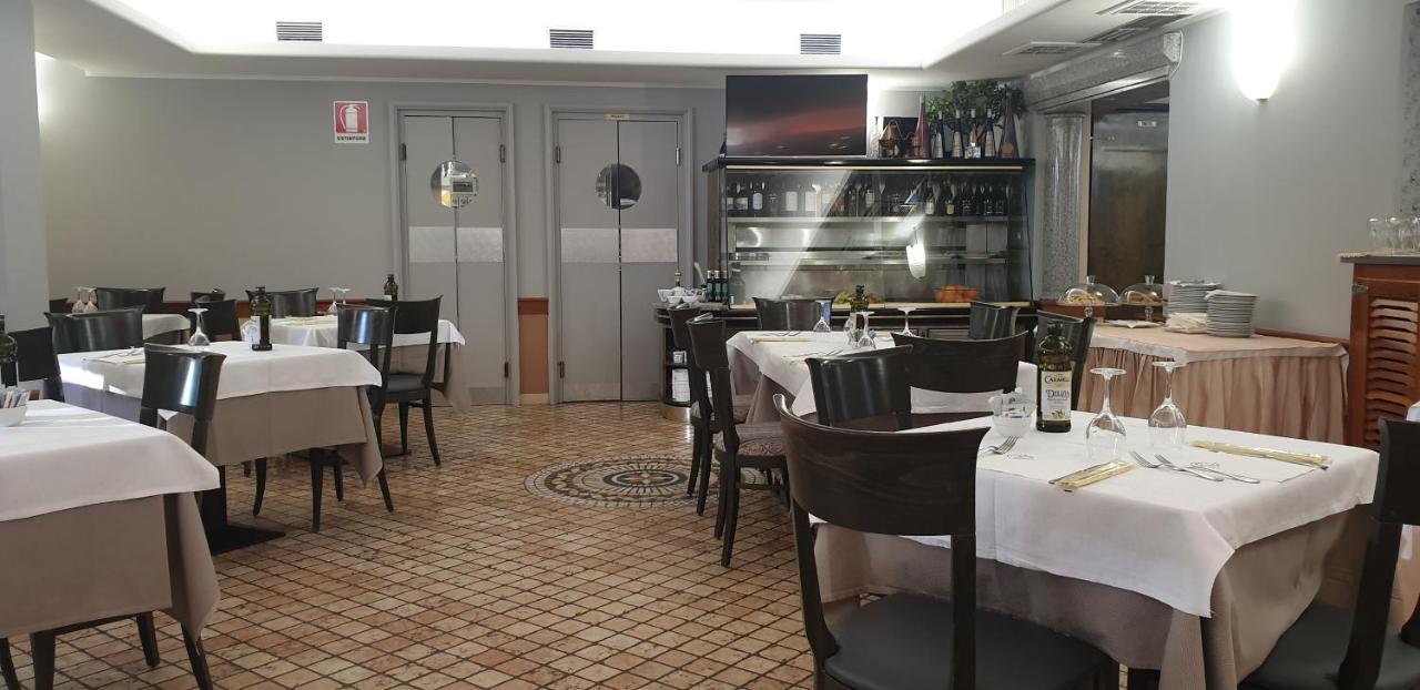 Albergo Ristorante Il Delfino Новара Екстериор снимка