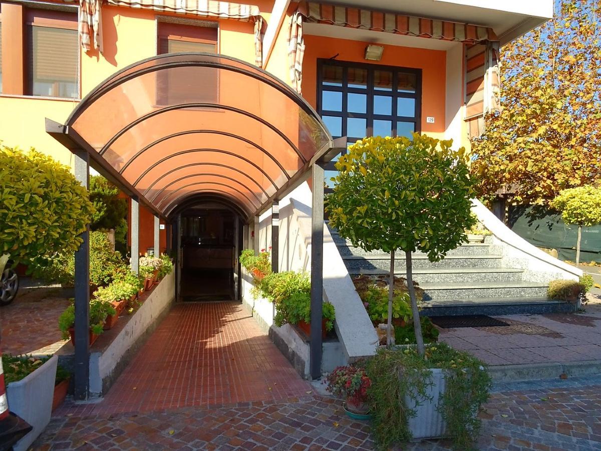 Albergo Ristorante Il Delfino Новара Екстериор снимка