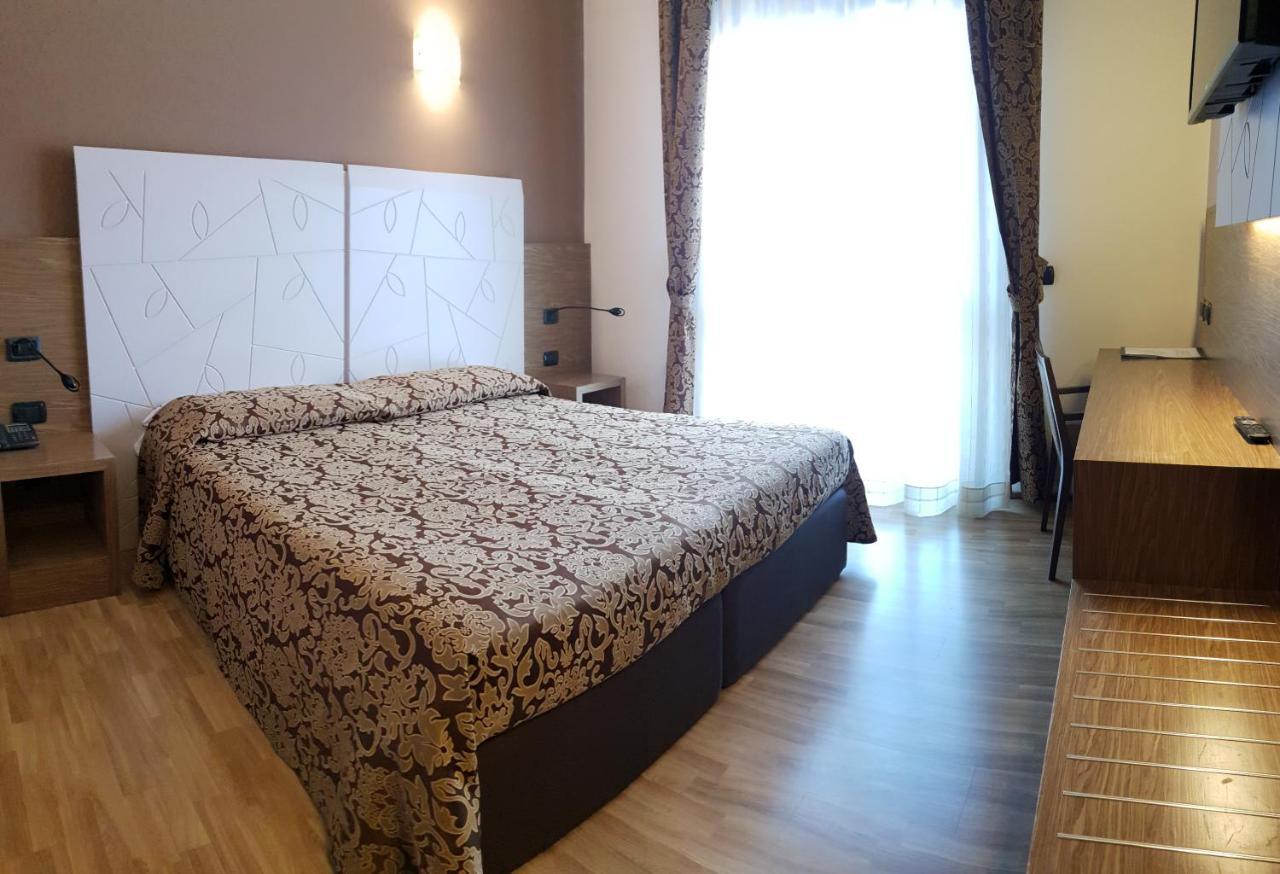 Albergo Ristorante Il Delfino Новара Екстериор снимка