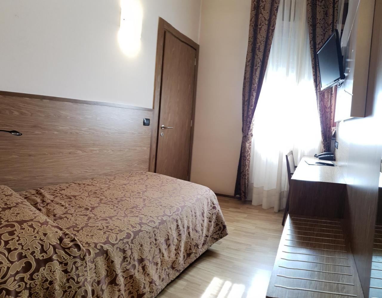 Albergo Ristorante Il Delfino Новара Екстериор снимка
