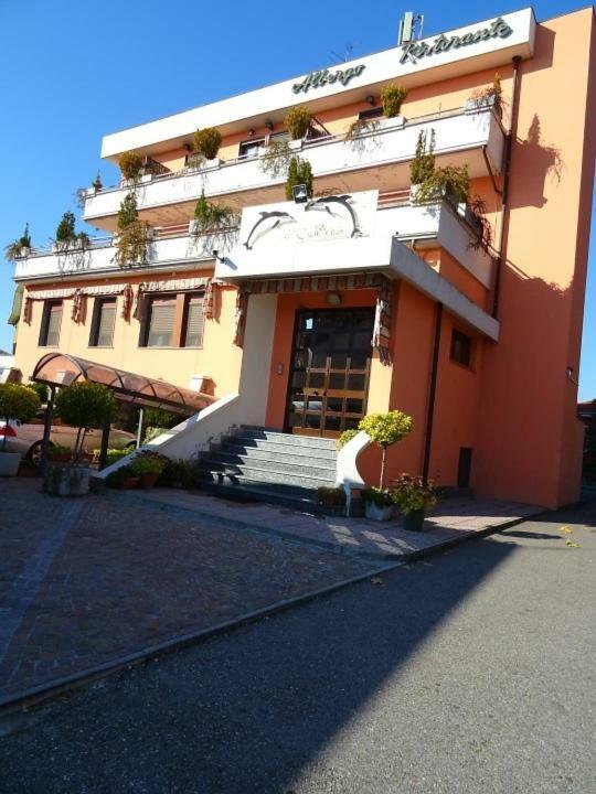Albergo Ristorante Il Delfino Новара Екстериор снимка